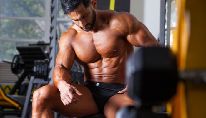 bodybuilder counting time between weight lifting sets